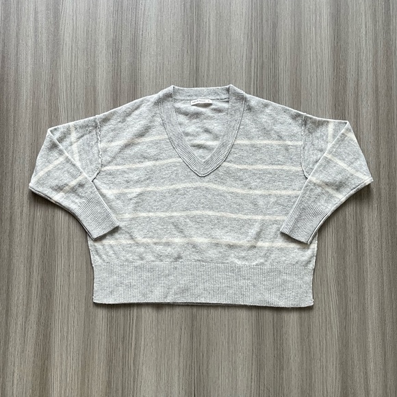 Moon & Madison Striped V-Neck Sweater Grey and White Small - Picture 9 of 9